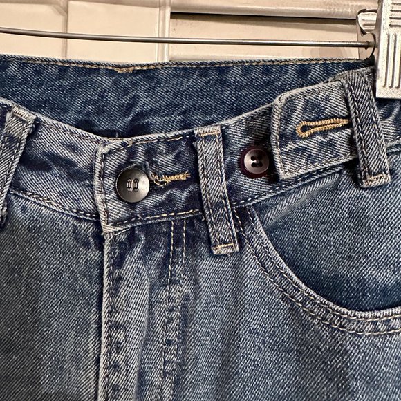 HIGH WAISTED, WIDE LEG JEANS. SLIGHTLY DISTRESSED. SIZE 26. - Picture 2 of 7